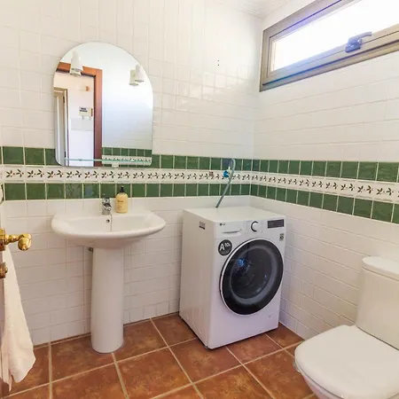 2 Bed House Near The With Swimming Pools Ferienhaus *