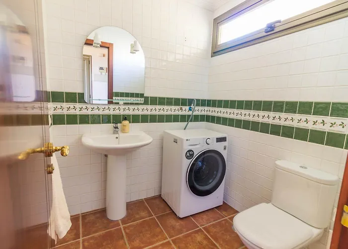 2 Bed House Near The With Swimming Pools Feriehus *